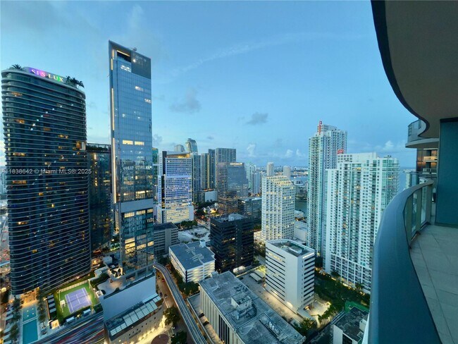 Building Photo - 1000 Brickell Plaza