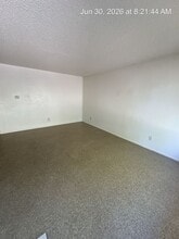 Building Photo - 529 E Kaweah Ave