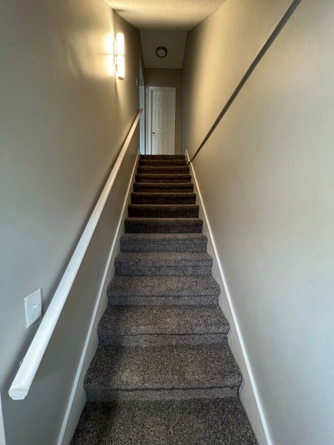 Building Photo - DEPOSIT PENDING! Townhome For Rent In Birm...
