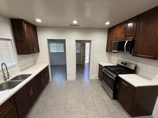 Foto del edificio - 1493 W 47th St