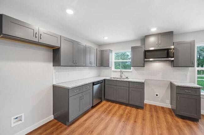 Foto del edificio - 8217 Crestview Dr