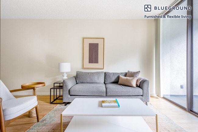 Building Photo - 65 W 5th Ave