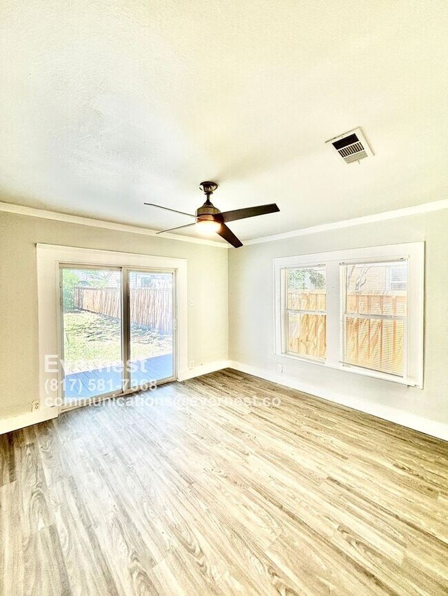 Foto del edificio - Charming 2-Bedroom Home with Fenced Yard /...