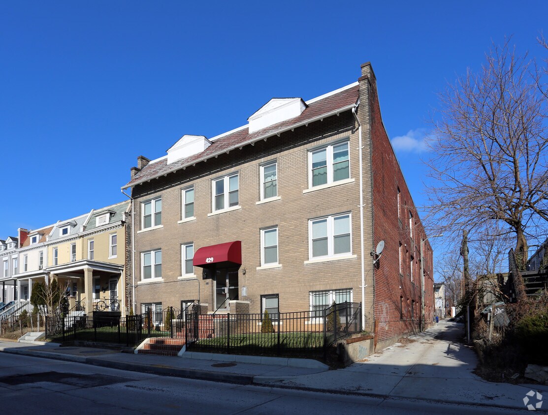 Foto del edificio - 429 Kenyon St NW