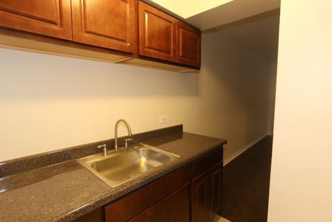 Building Photo - 5724 N Kenmore Ave