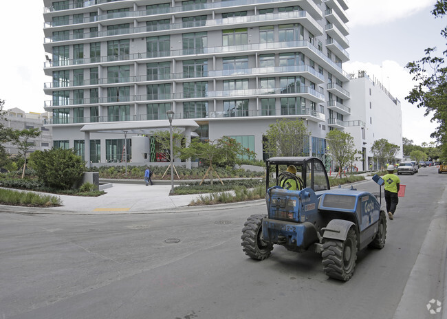 Building Photo - Paraiso Bayviews