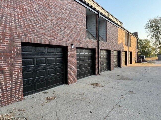 Building Photo - Unique two bedroom 1 1/2 bath with additio...