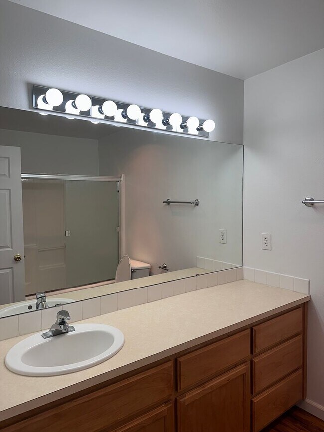 Foto del edificio - Updated 2 Bed Townhome w/ Garage, Fireplace & Utilities Included!