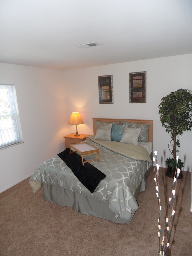 Master Bedroom - 11 Carlyle E