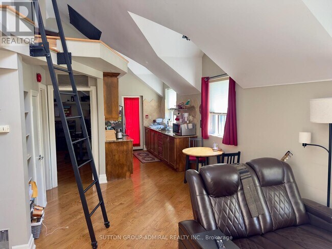 Building Photo - 136 Springhurst Ave