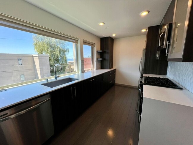 Foto del edificio - LUXURY ALKI 3 BED TOWNHOME FOR RENT W EXPANSIVE WATER VIEWS!