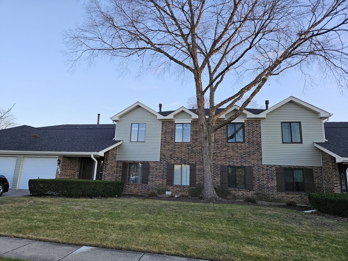 Primary Photo - 947 Cross Creek Dr N