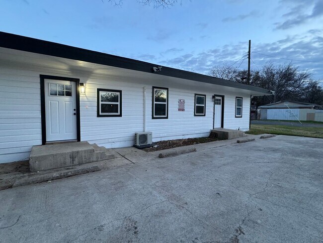 Building Photo - $895 AND BY FORT HOOD!!!  WATER & TRASH IN...