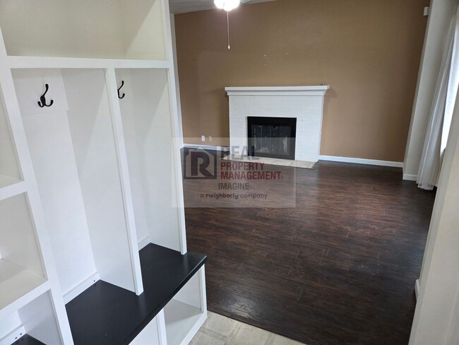 Foto del edificio - Check out this beautiful 4 bedroom, 2 bath...