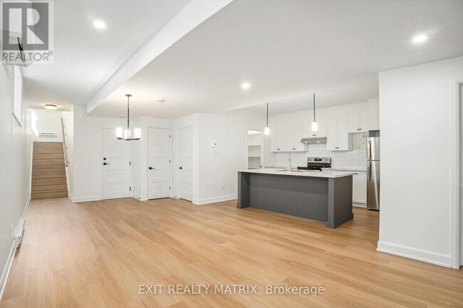 Building Photo - 560 Regina St