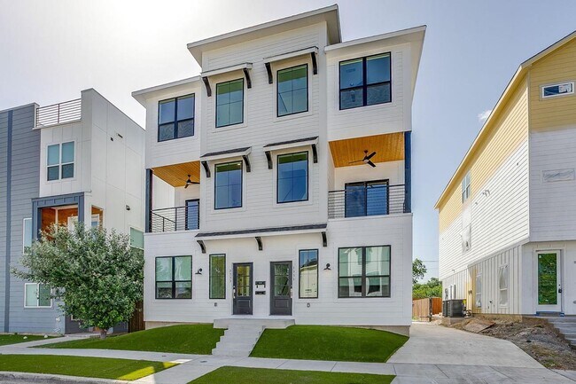 Building Photo - 2333 Benbrook Blvd