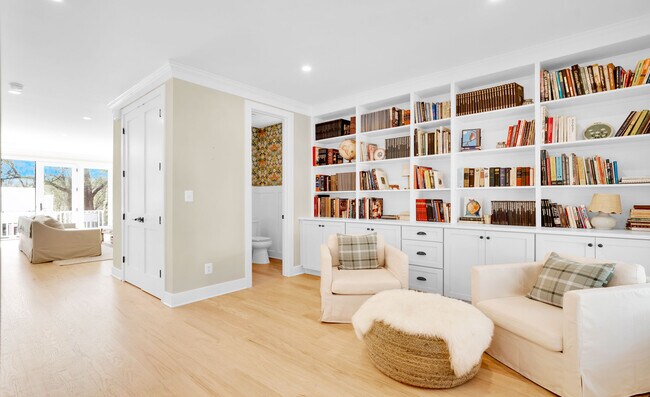 Foto del edificio - 6427 83rd Pl