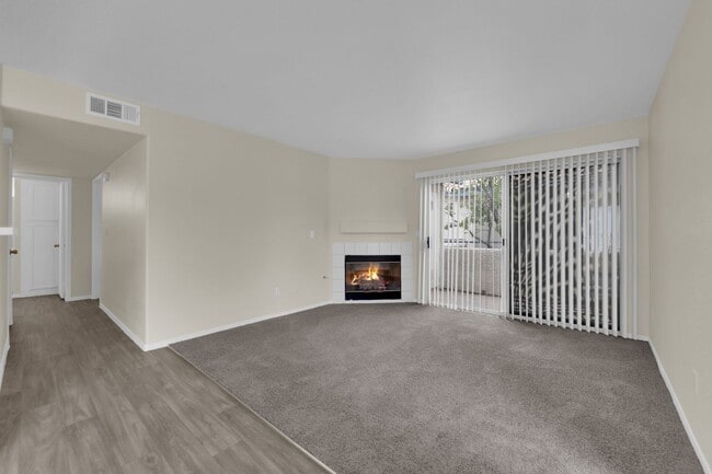 Building Photo - You will love this 2 bedroom condo! Update...