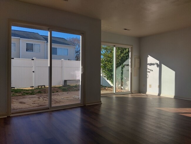 Light filled 3bd/1.5ba with hardwood throughout - Light filled 3bd/1.5ba with hardwood throughout House