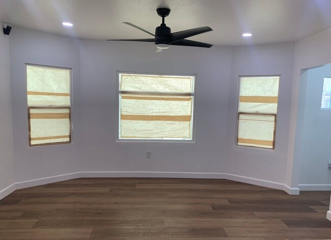 Building Photo - 1227 E 7th St