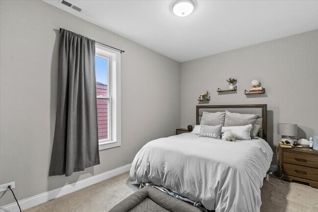 Foto del edificio - 2418 W Medill Ave