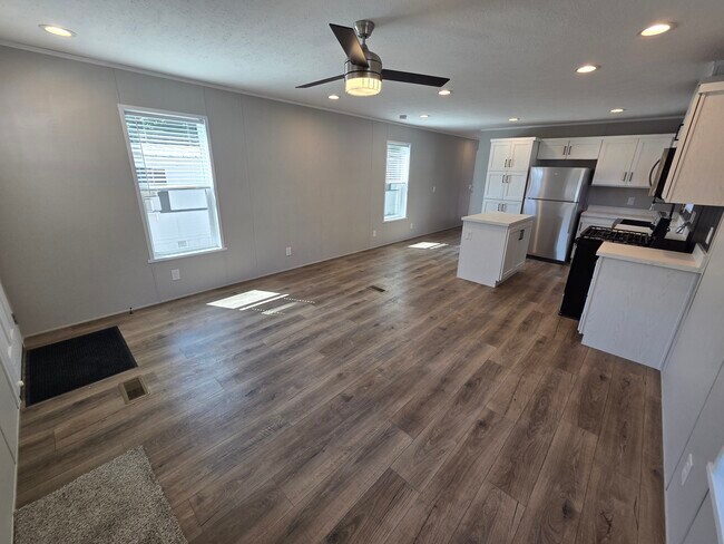 Foto del edificio - 39500 Warren Rd