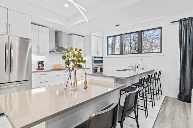 Photo du bâtiment - 585 Queens Ave