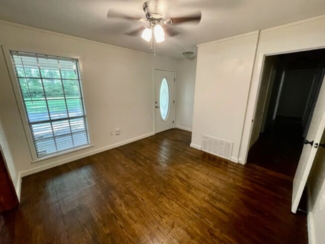 Building Photo - Charming 3 bedroom / 2 bath with Bonus Room