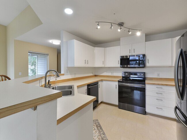 Building Photo - Application Pending - Elegant 2 bedroom 2 ...