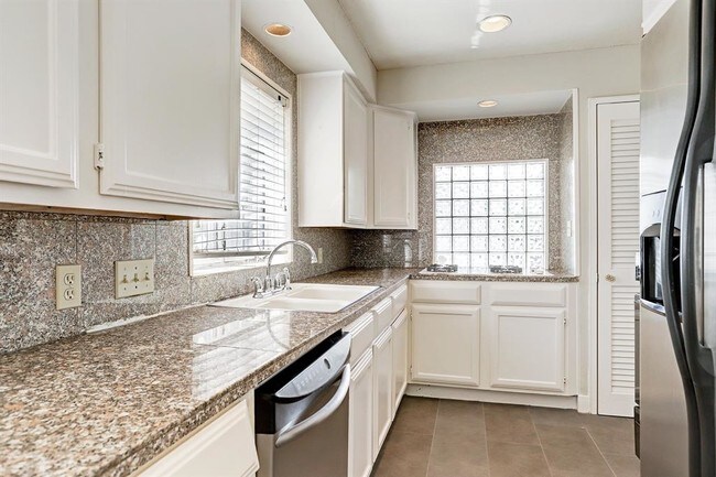 Building Photo - 6411 Pinehurst Dr