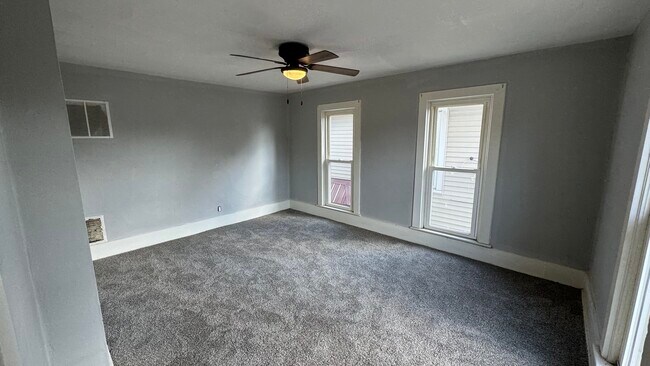 Segundo dormitorio - 715 First St