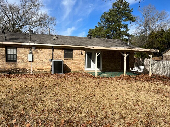 Building Photo - Southern Hills Gem