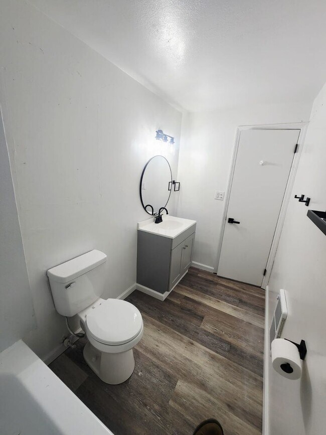 Building Photo - 616 S Clay St