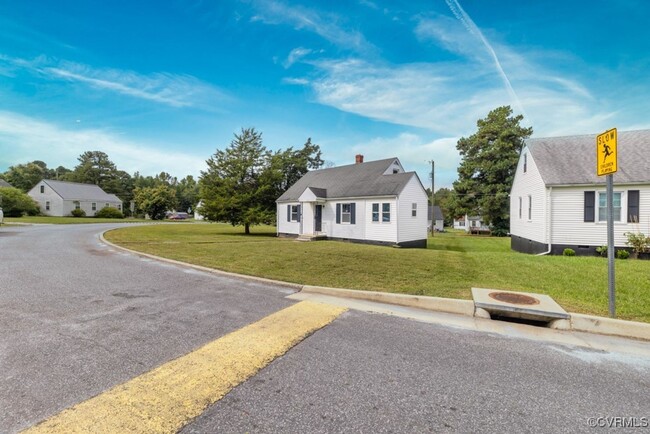 Building Photo - Newly Renovated 4-Bedroom Home in Town of ...