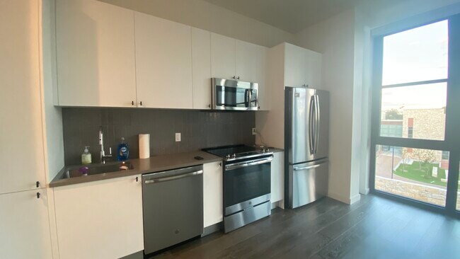 Kitchen / Living room - 800 Embassy Dr