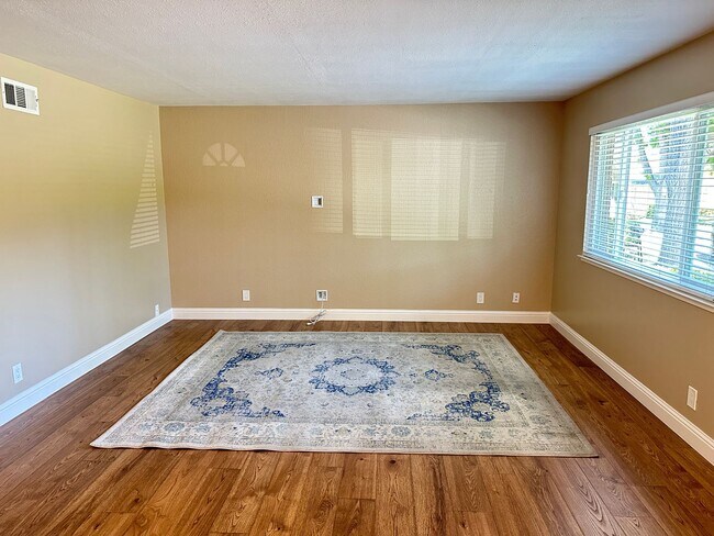 Foto del edificio - Beautiful and  Remodeled 2 Bedroom 1 Bath ...