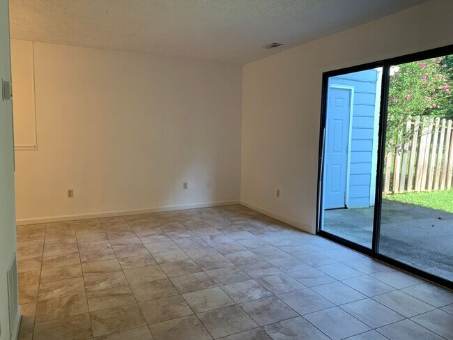Building Photo - 3 Bedroom, 2.5 Bath Townhouse