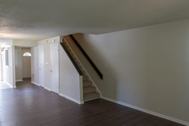 Building Photo - 102 Kingsbury Dr