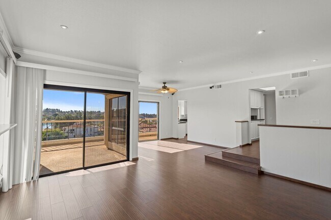 Building Photo - Stunning 2 bedroom *LAKE VIEW* condo for r...