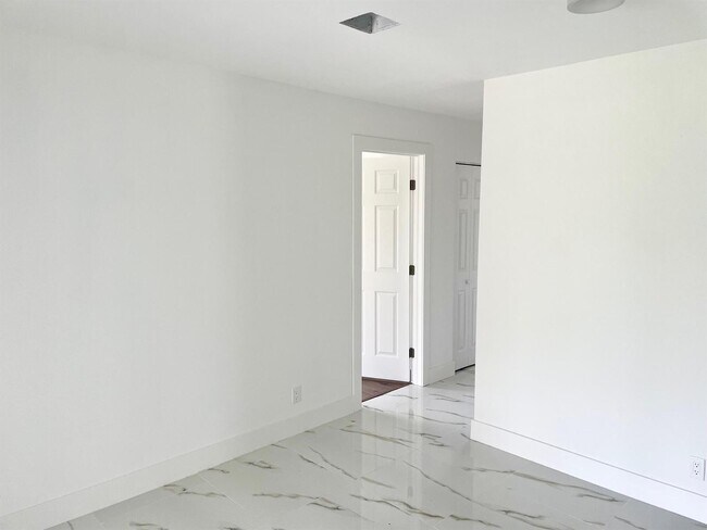 Building Photo - 6606 NW 95th Ave