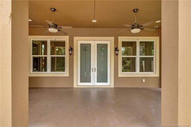 Building Photo - 311 SE Cardinal Way