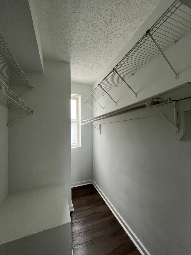 Foto del edificio - 3727 N Pine Grove Ave