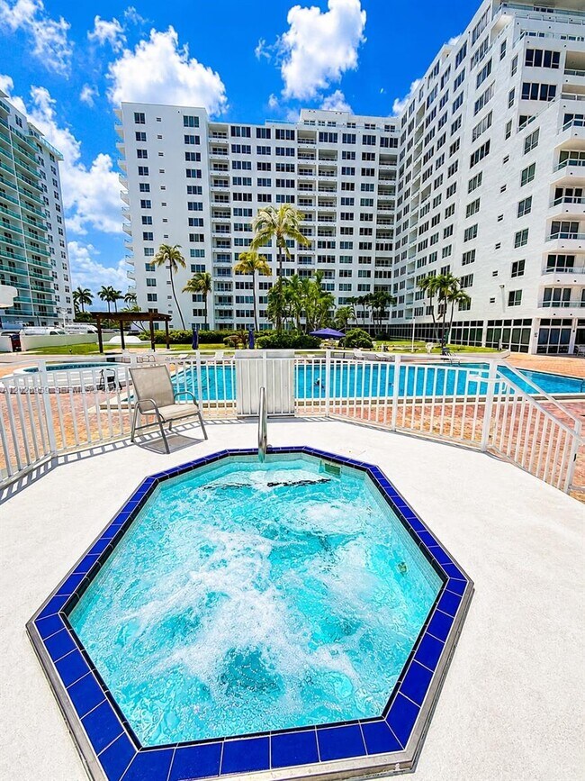 Foto del edificio - 5005 Collins Ave