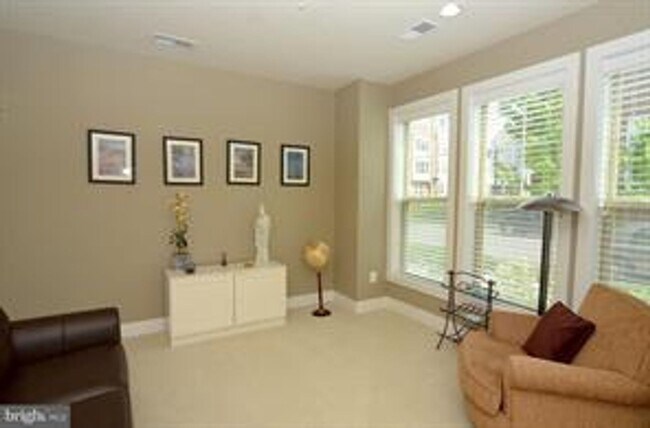 Foto del edificio - 4 LEVEL TOWNHOUSE WITH 2 CAR GARAGE, WALKING DISTANCE TO DOWNTOWN CROWN