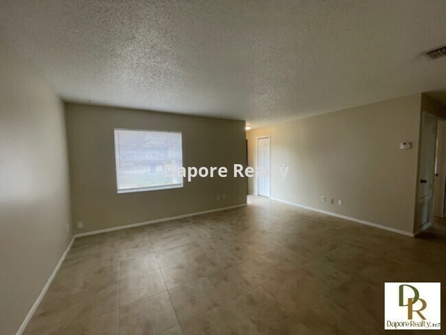 Building Photo - 3 Bed, 2 Bath, NEW Tile Floors, Fenced Yar...