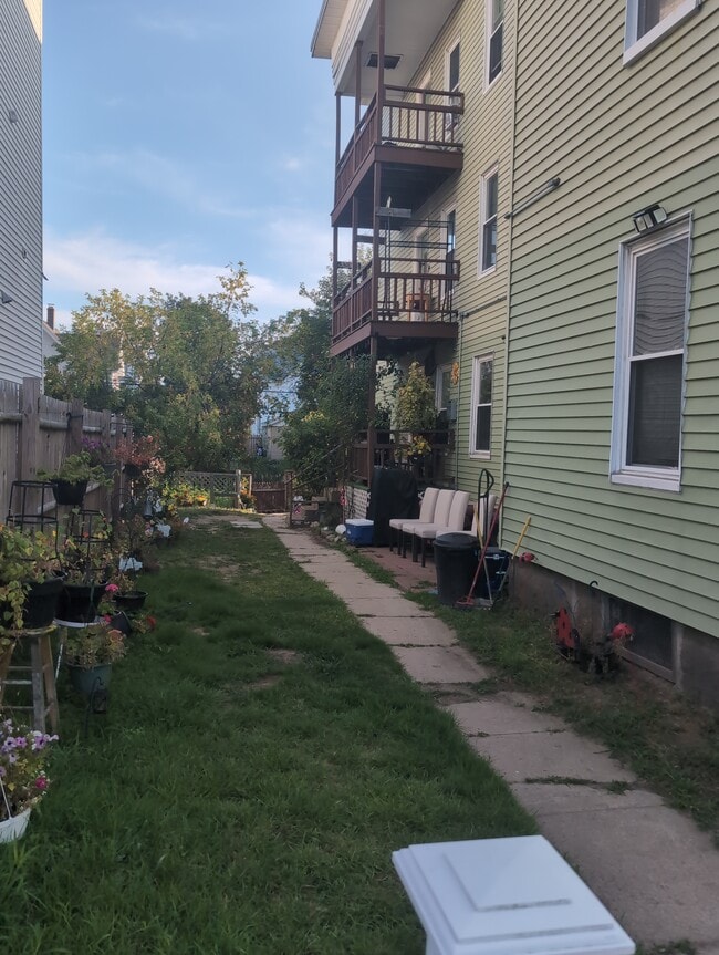 Building Photo - 367 Spruce St