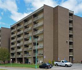 3rd floor apartment end unit - 1546 Kanawha Blvd E