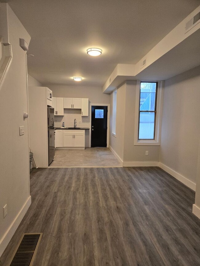 Building Photo - Brand New Modern 3 Bedroom Home w/ Stainle...