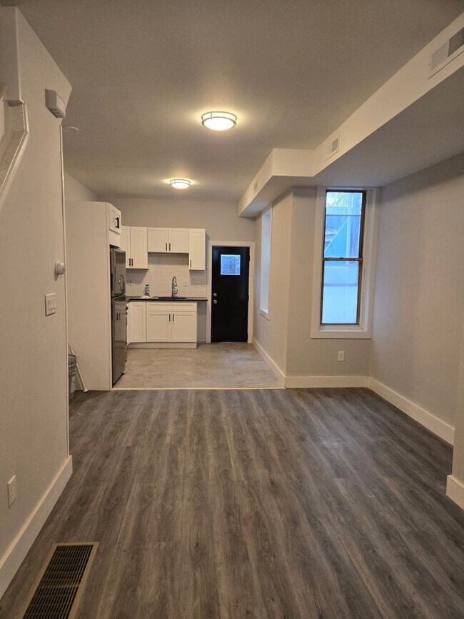 Foto del edificio - Brand New Modern 3 Bedroom Home w/ Stainle...