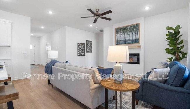 Building Photo - 1918 Larkspur St